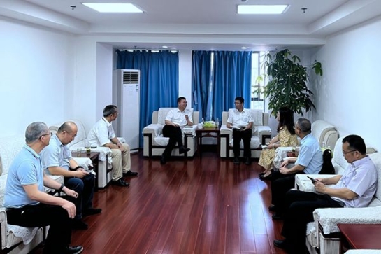 郵儲銀行廣西區(qū)分行黨委委員、 副行長高山一行到中小擔(dān)保座談交流